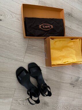 Tod’ s black leather sandals 36.5